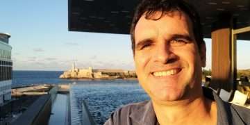 Abel Tablada, arquitecto cubano en el hotel Packard con la Bahía de fondo