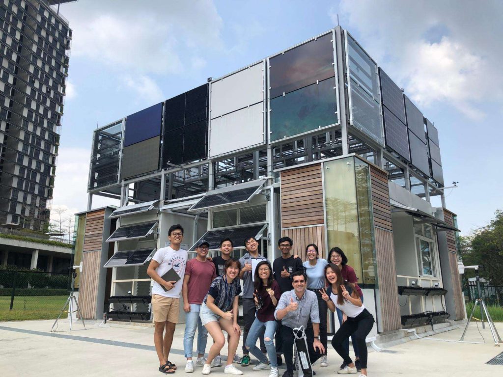 Con alumnos del curso de Carbón Neutral Architecture en el Laboratorio de Tecnologías Tropicales NUS-CDL, Campus de la Universidad Nacional de Singapur, 2019.  (Foto: cortesía de AT)
