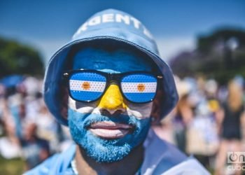 Aficionado argentino con la bandera pintada en Buenos Aires durante la copa del Mundo Qatar 2022 Foto Kaloian