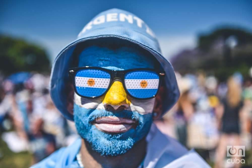 Aficionado argentino con la bandera pintada en Buenos Aires durante la copa del Mundo Qatar 2022 Foto Kaloian