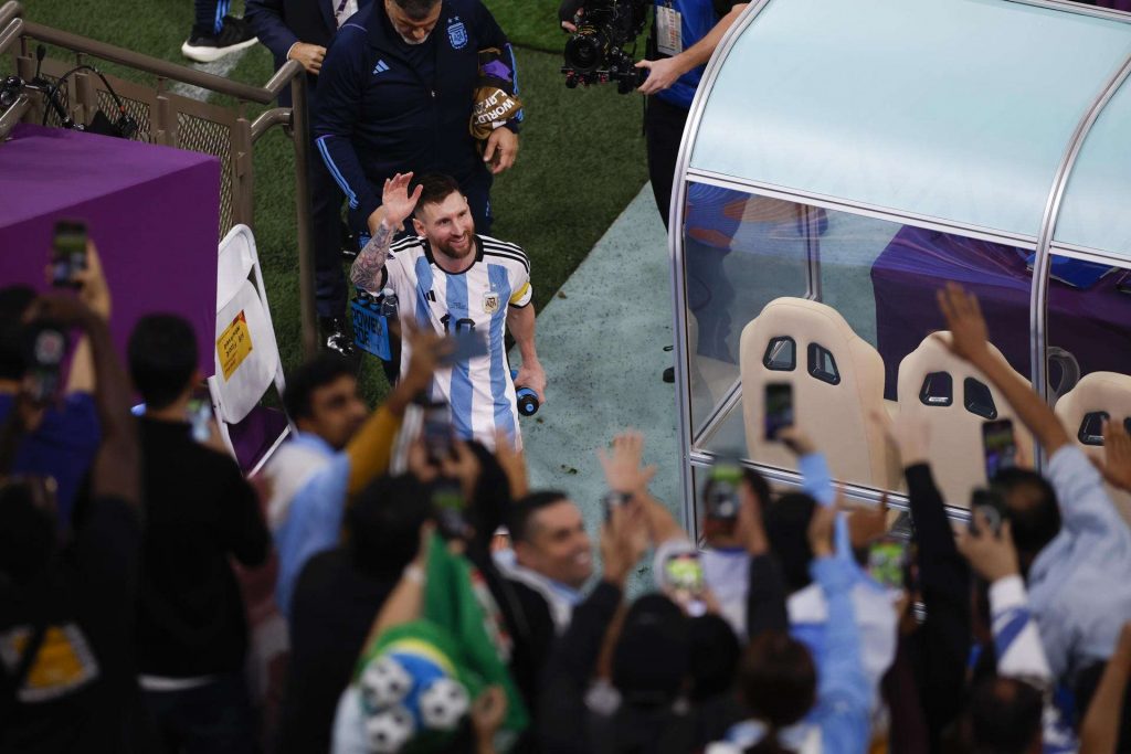 Lionel Messi saluda a la tribuna al final del partido de semifinales frente a Croacia en el estadio de Lusail. Foto: EFE/Alberto Estévez.