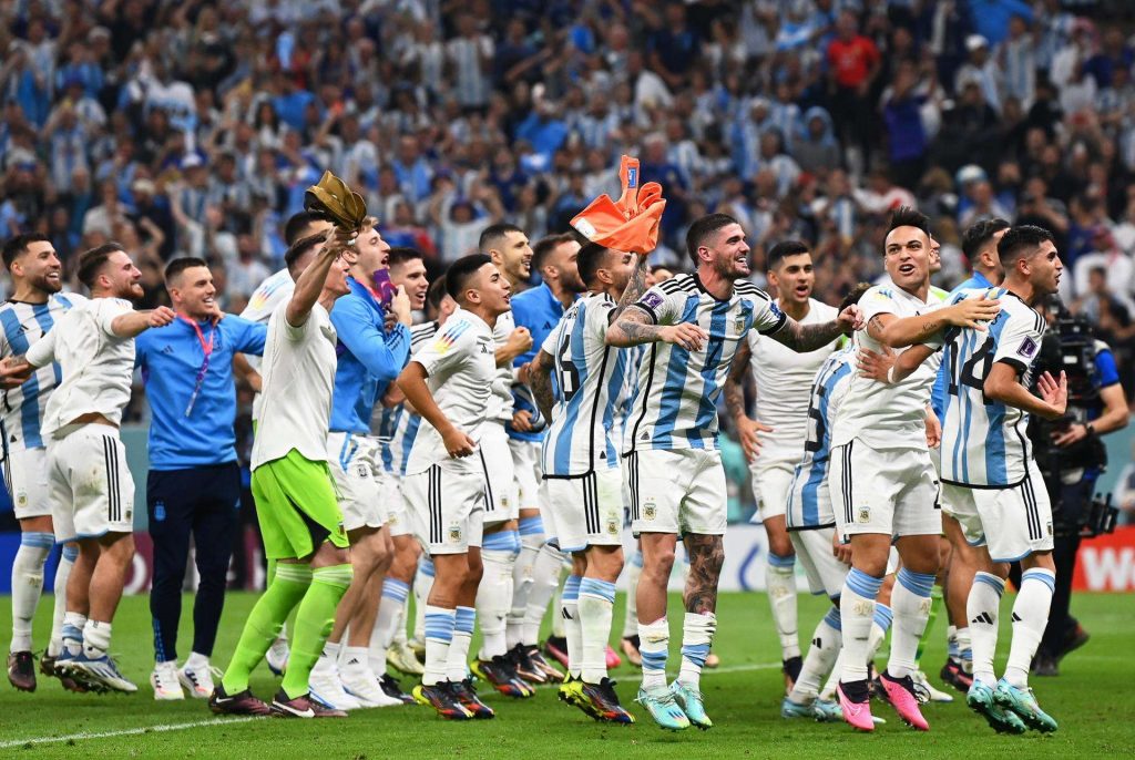 Jugadores argentinos celebran la victoria frente a Croacia en el partido de semifinales en el estadio de Lusail. Foto: EFE/EPA/Georgi Licovski.
