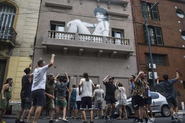 Pintada de Maradona en Buenos Aires. Foto: Kaloian.
