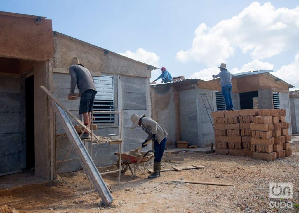 Construcción de viviendas para vecinos de zonas aledañas a la Base de Supertanqueros, en diciembre de 2022. Foto: Otmaro Rodríguez.