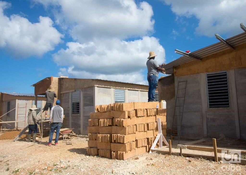 Construcción de viviendas para vecinos de zonas aledañas a la Base de Supertanqueros, en diciembre de 2022. Foto: Otmaro Rodríguez.