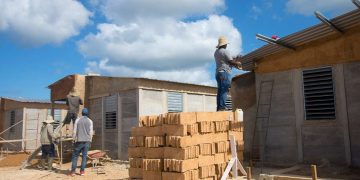 Construcción de viviendas para vecinos de zonas aledañas a la Base de Supertanqueros, en diciembre de 2022. Foto: Otmaro Rodríguez.