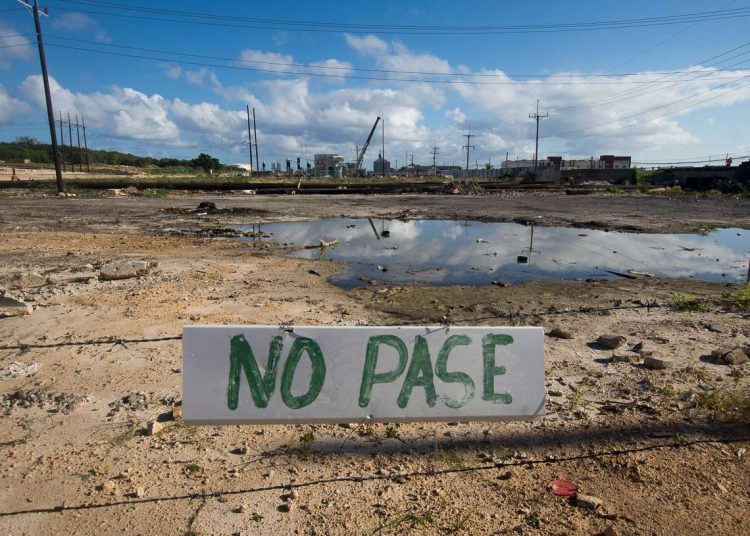 Base de supertanqueros de Matanzas, cartel de no pase diciembre de 2022. Foto Otmaro Rodríguez