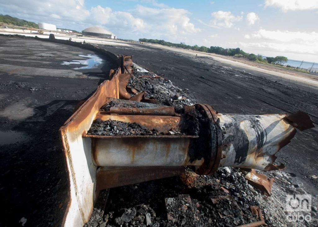 Ha habido que remover miles toneladas de escombros retorcidos de la base de supertanueros de Matanzas, incendiada el 6 de agosto de 2022. Foto: Otmaro Rodríguez.