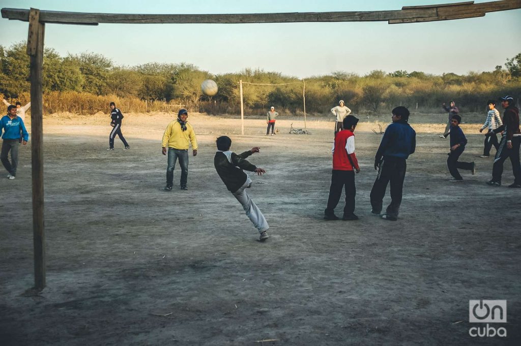 Teenagers play soccer in southern Bolivia.  Photo: Kaloian.