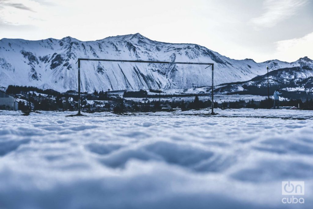 Una cancha de fútbol tapada por la nieve, en el sur de Argentina Foto: Kaloian.