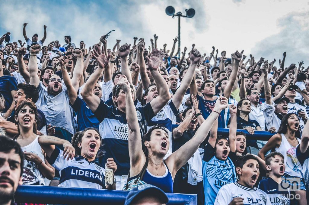 Hinchas gritan un gol en una cancha en Argentina.
