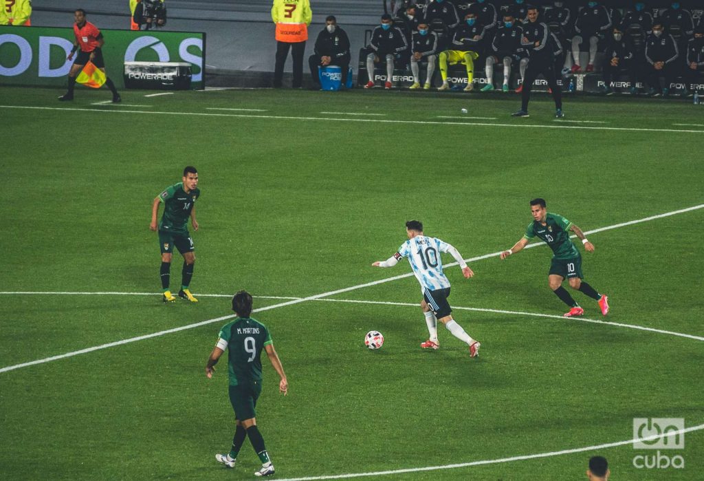 Lionel Messi faces the ball in a match against Bolivia, prior to the Qatar 2022 World Cup.