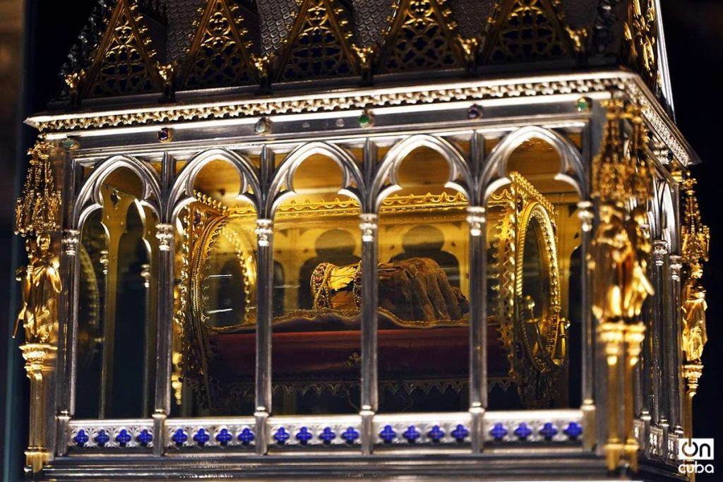 Relicario que conserva la mano momificada de San Esteban, primer rey de Hungría, en la Catedral de San Esteban la "Santa Diestra". Foto: Alejandro Ernesto.