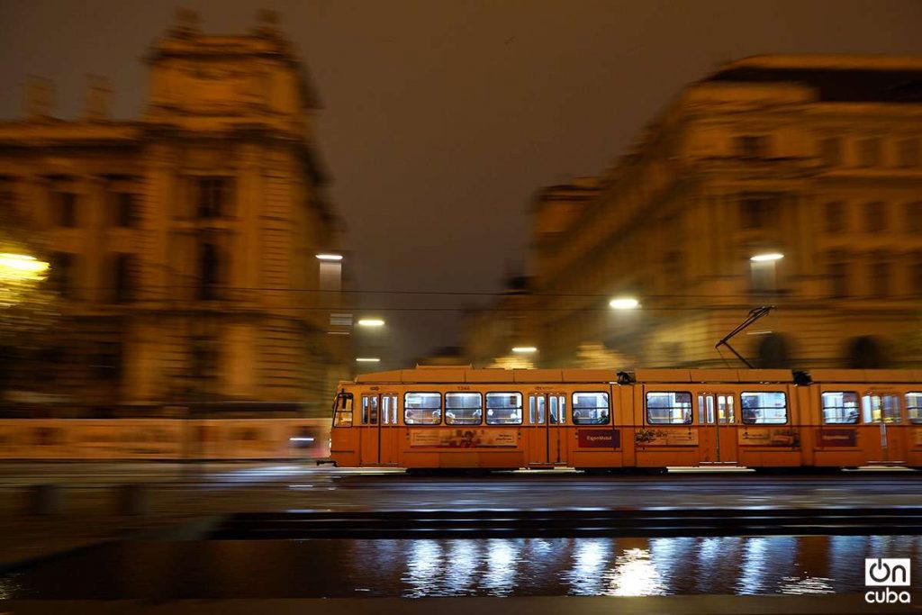 Uno de los añejos tranvías de la etapa comunista en Budapest, Hungría. Foto: Alejandro Ernesto.