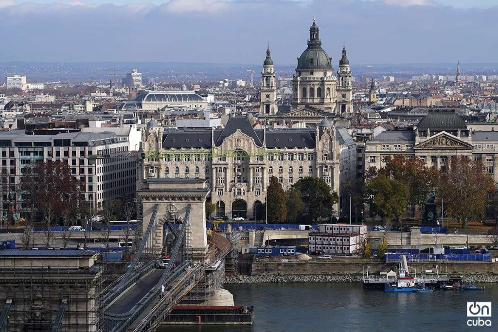 La cúpula de la Catedral de San Esteban se destaca imponente entre los edificos del distrito de Pest, en Budapest.
