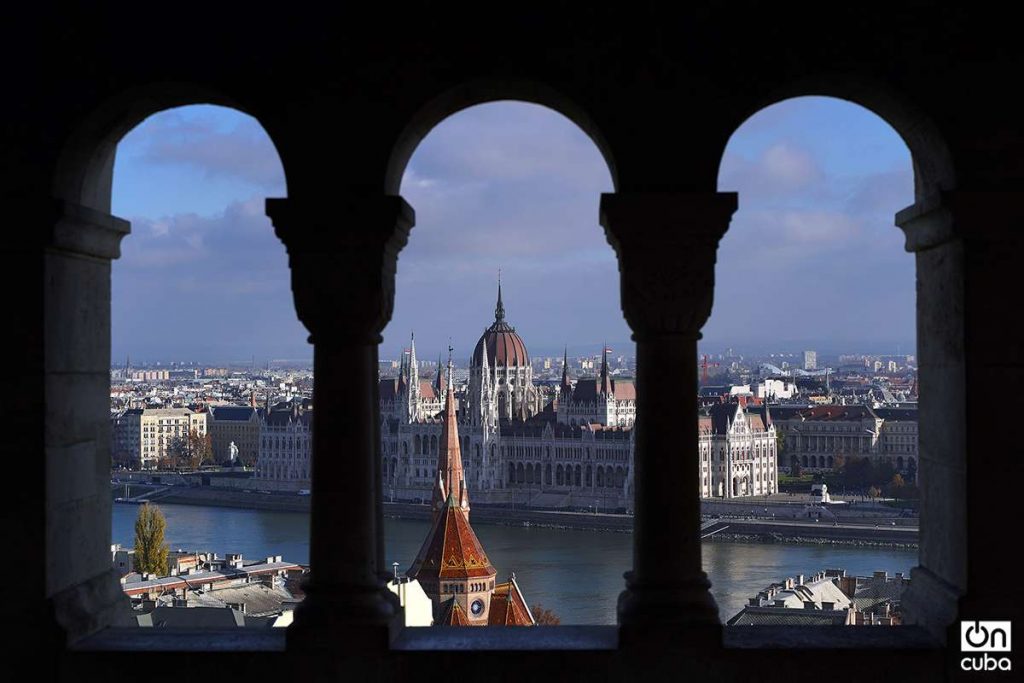 La sede del Parlamento de Hungría vista a través de las ventanas del Bastión de los Pescadores. Foto: Alejandro Ernesto.