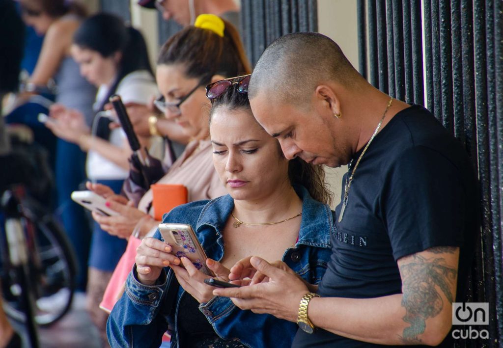 Cubans connected to the Internet through their mobile phones Photo: Kaloian