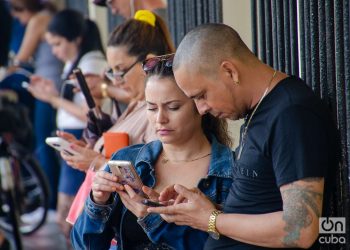 Cubanos conectados a Internet a través de sus téfonos móbiles Foto: Kaloian