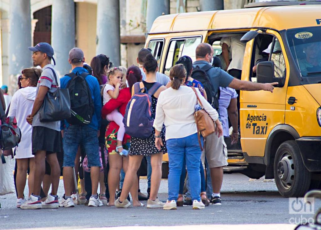 Personas en una cola del transporte público en La Habana. Foto: Otmaro Rodríguez.