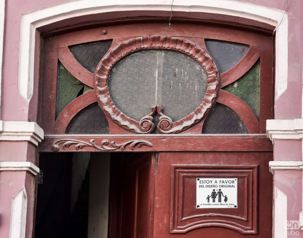 debate por el Código de las Familias en Cuba cartel en fachada de una casa de La Habana Vieja Foto: Kaloian.