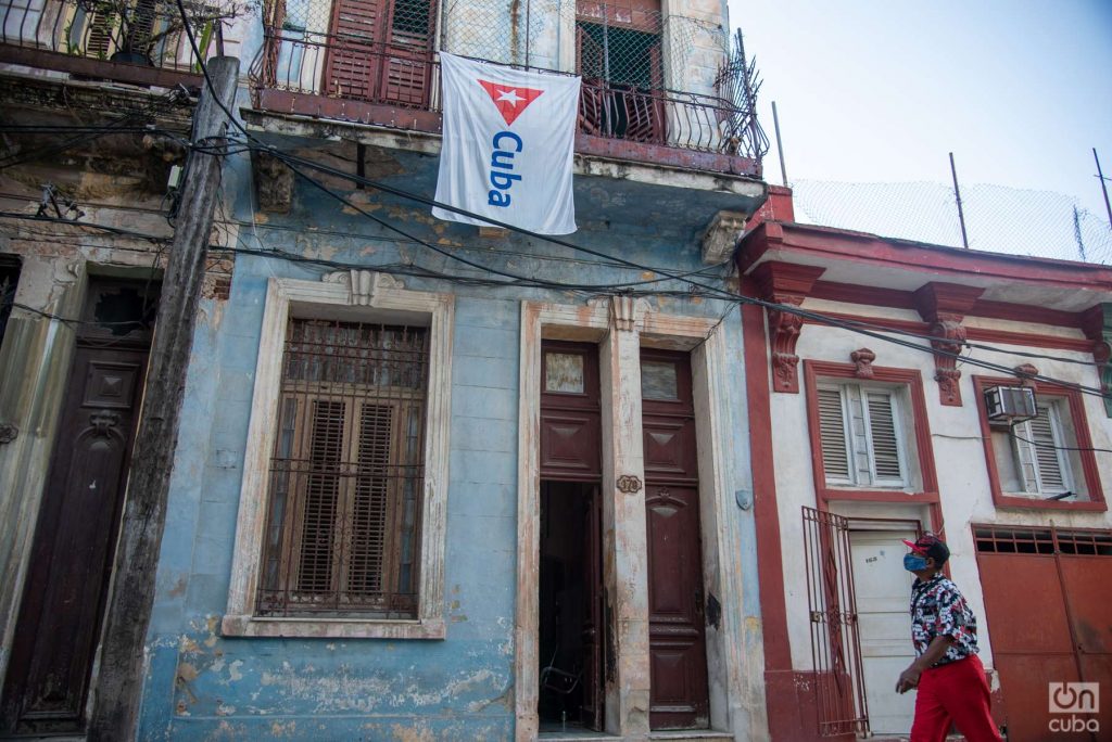 Fachadas de viviendas en La Habana Vieja con bandera de Cuba. Foto: Kaloian.