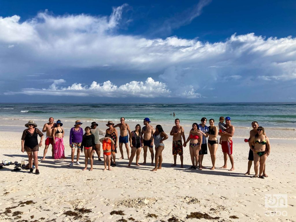 Familia cubana en Caletones, Holguín, playa enero de 2022 Foto: Kaloian.