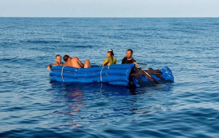Balseros cubanos interceptados en los mares al sur de la Florida. Foto: Tomada de @USCGSoutheast