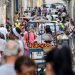 Gente en Cuba alrededor de un vendedor de frutas y vegetales. Foto: Kaloian.