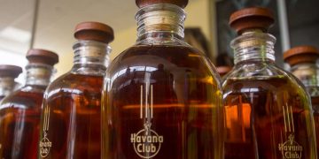 El Havana Club Máximo Extra Añejo, uno de los rones más prestigiosos de la marca fabricados en la Ronera San José. Foto: Otmaro Rodriguez.