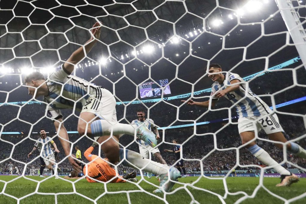 Julián Álvarez (i) de Argentina celebra un gol frente a Croacia en el estadio de Lusail (Qatar). Foto: EFE/ Juanjo Martín.