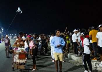 Grupo de personas en el malecón de la Habana sábado por la noche 2022 Foto: Jorge Ricardo