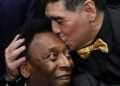 Diego Maradona besa la cabeza de Pelé
