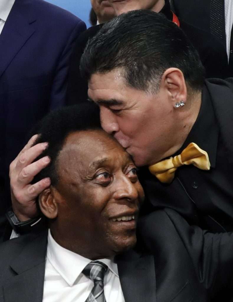 Diego Maradona besa la cabeza de Pelé