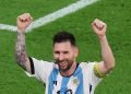 Lionel Messi celebra después de clasificar a cuartos de final tras vencer hoy a Australia en el estadio Ahmad bin Ali, Qatar. Foto: EFE/EPA/Abir Sultan.