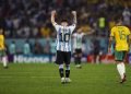 Lionel Messi celebra el paso de Argentina a cuartos de final después de vencer a Australia en el estadio Ahmed bin Ali, en Al Rayyan, Qatar, el 3 de diciembre 2022. Foto: EFE/EPA/José Sena Goulao.