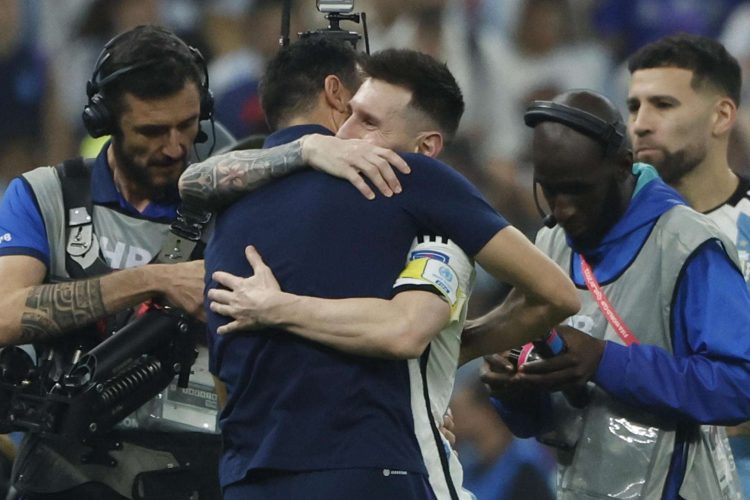 Lionel Messi celebra con el seleccionador de Argentina Lionel Scaloni al clasificar en la primera semifinal del Mundial de Fútbol Qatar 2022, frente a Croacia, en el estadio de Lusail. Foto: EFE/ Juanjo Martín.