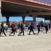 Migrantes a lo largo de la frontera entre Estados Unidos y México, cerca del centro de El Paso, Texas. Foto: KFOX14/CBS4.
