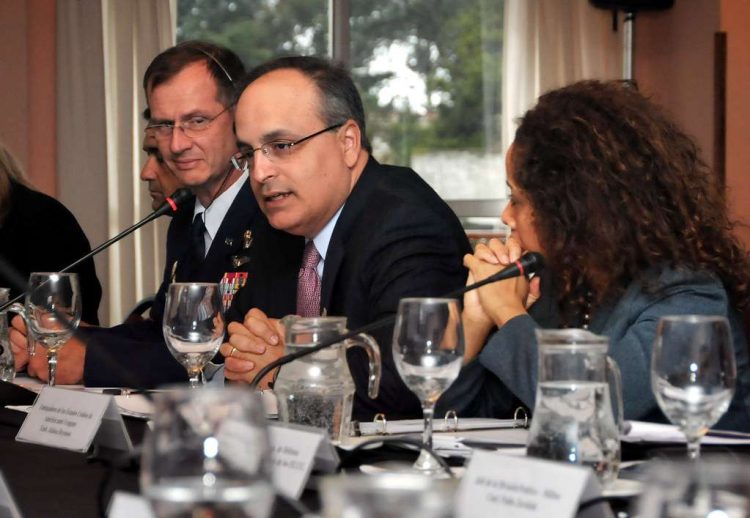 El nuevo embajador de EEUU ante la OEA, el cubanoamericano Frank Mora (al centro). Foto: Flickr