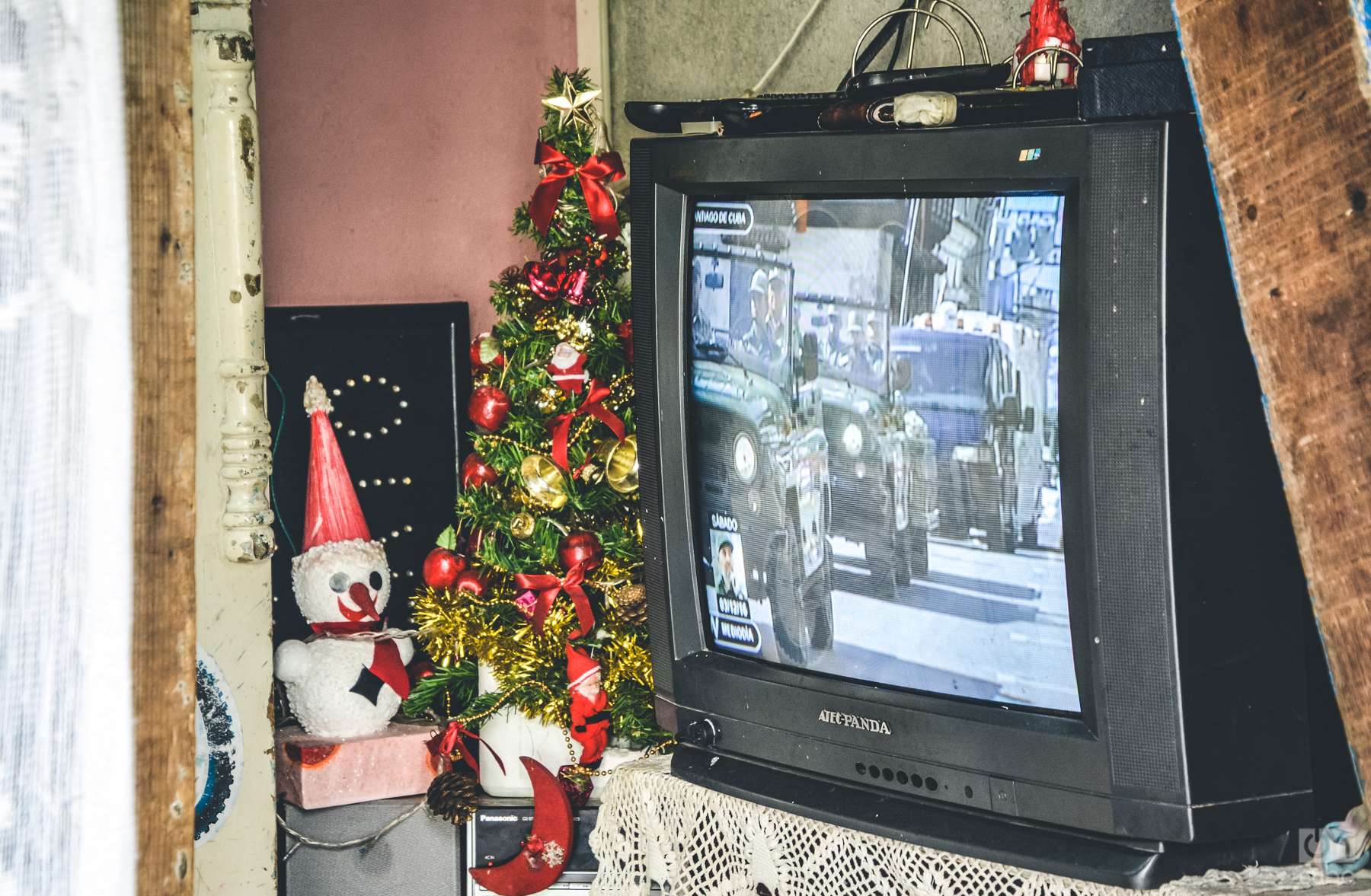 Arbolito de navidad junto a televisor en Cuba Foto: Kaloian