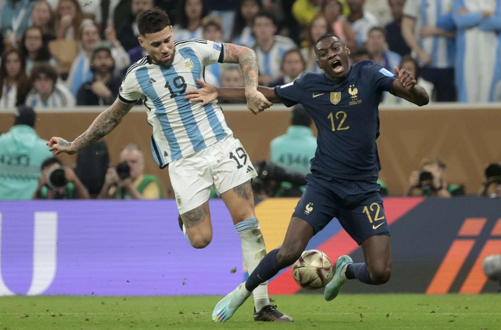 Nicolás Otamendi (L) of Argentina disputes a ball with Christopher Nkunku of France today, in the final of the Qatar 2022 World Cup at the Lusail stadium.  Photo: EFE/ Juan Ignacio Roncoroni.
