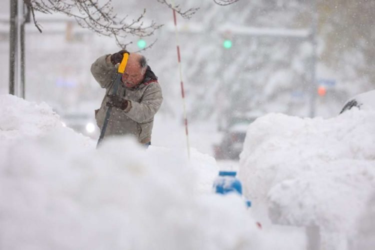 Paleando nieve en Buffalo, New York. Foto: REUTERS.