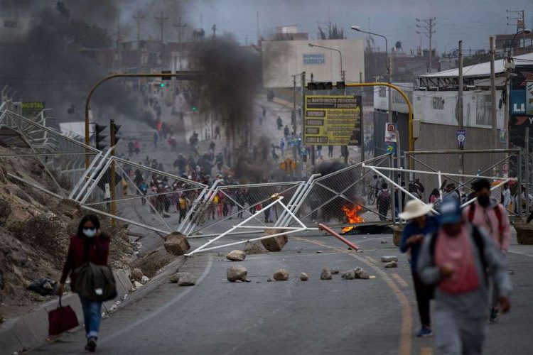 Disturbios en Lima. Foto: Bloomberg.