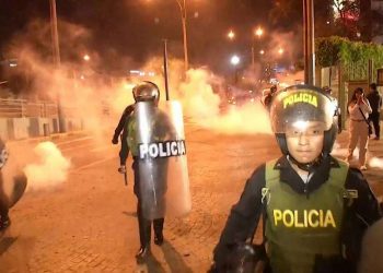 Las protestas en las calles peruanas han dejado muertos y heridos. Foto: Democracy Now.