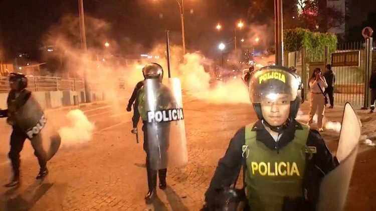 Las protestas en las calles peruanas han dejado muertos y heridos. Foto: Democracy Now.