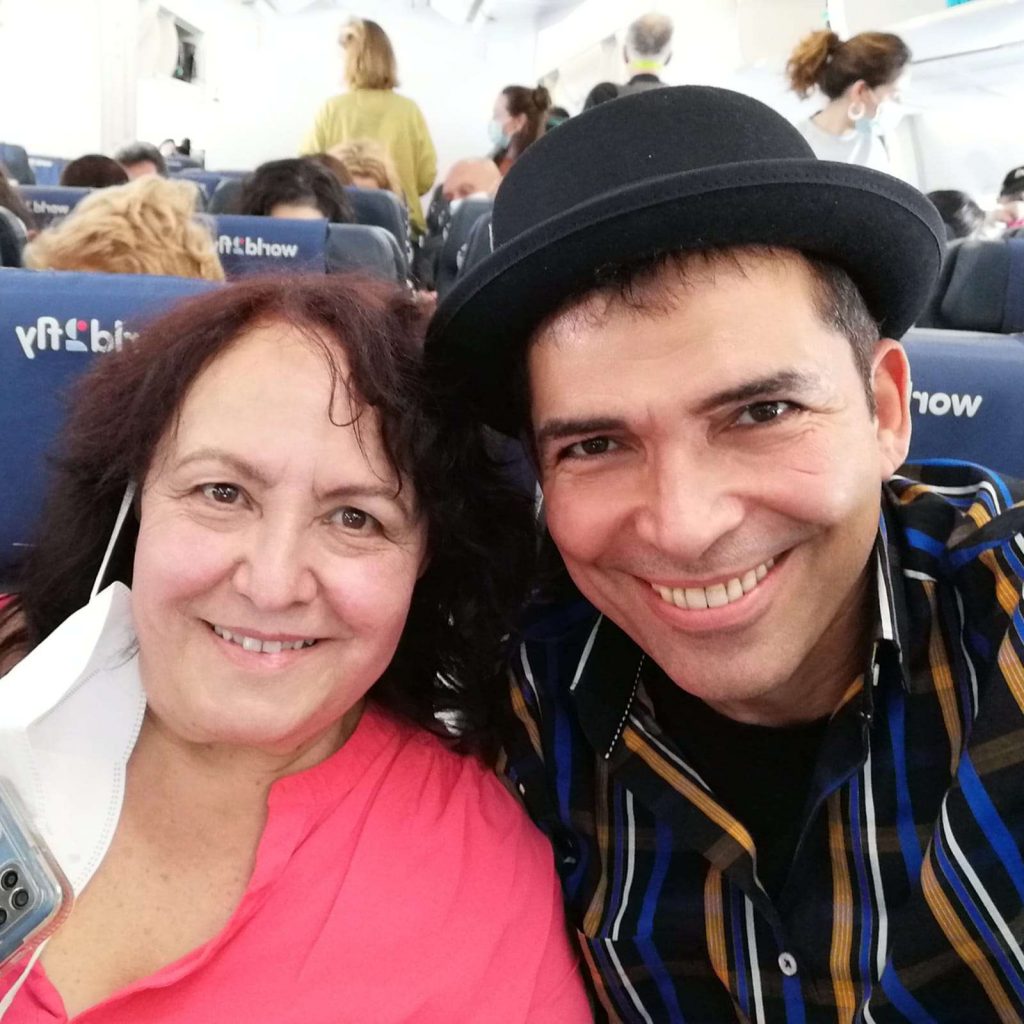 Vladimir Cruz y Pilar Zúmel dueña del bar Yemayá en un avión 