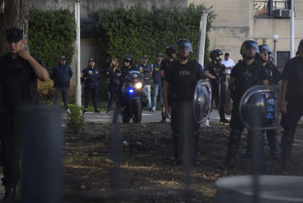 Members of the police watch protesters who express their discontent in front of the federal courts in Comodoro after hearing the ruling, December 6, 2022. Photo: EFE/Matías Martin Campaya.