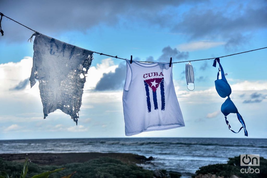 Hanging clothes, Cuban flag, mask, adjusters with the sea in the background Photo: Kaloian.
