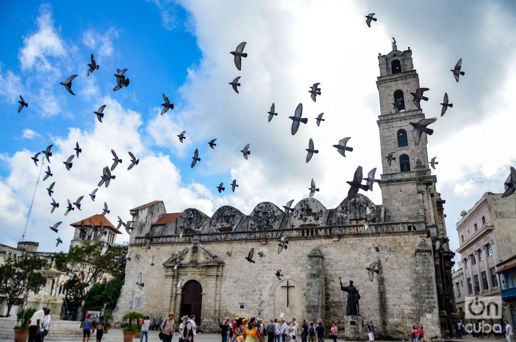 Pigeons fly in the San Francisco de Asis square in Old Havana Photo: Kaloian