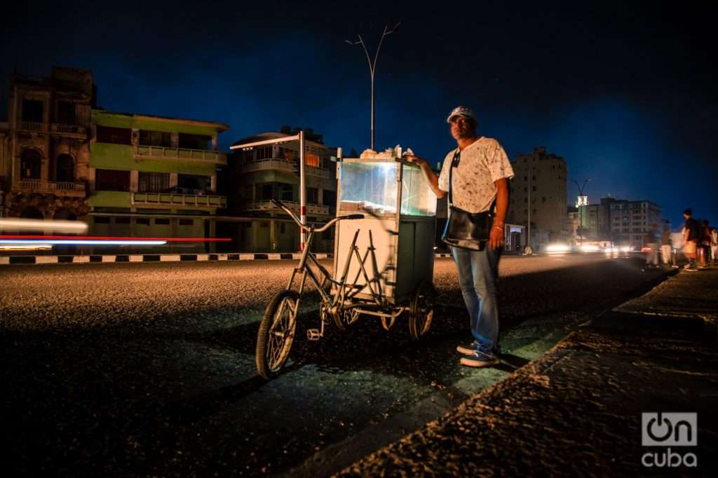 Vendedor ambulante en el malecón de la habana foto jorge ricardo