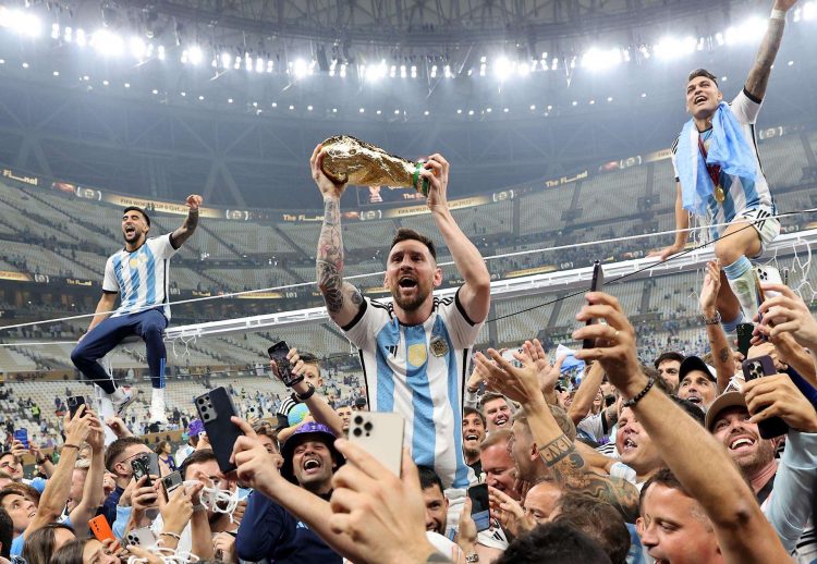 Lionel Messi levanta el trofeo de campeón del mundo tras derrotar a Francia en la definición de Qatar 2022. EFE/EPA/Tolga Bozoglu
